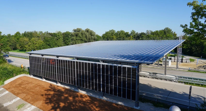 Unten Autos, oben Elektronen: PV-Überdachung an der Staatsstraße 2584 westlich des Flughafens München.