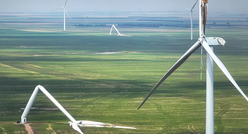 Unwetterschaden: Im Windpark North Bend im US-Bundesstaat South Dakota blieb nach einem Gewittersturm mit Böen bis zu 200 km/h von den Turbinen nicht mehr viel übrig.