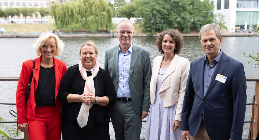 Kernthemen auf dem BEE-Sommerfest 2026: die EEG-Novelle und was die Erneuerbaren-Branche jetzt benötigt. Vor Ort mit dabei (v.l.n.r.): Bärbel Heidebroek, Präsidentin des BWE; Ursula Heinen-Esser, Präsidentin des BEE; Dr. Matthias Miersch, Vorsitzender der SPD-Bundestagsfraktion; Dr. Christine Falken-Großer, Hauptgeschäftsführerin des BEE und Horst Seide, Vizepräsident des BEE. 
