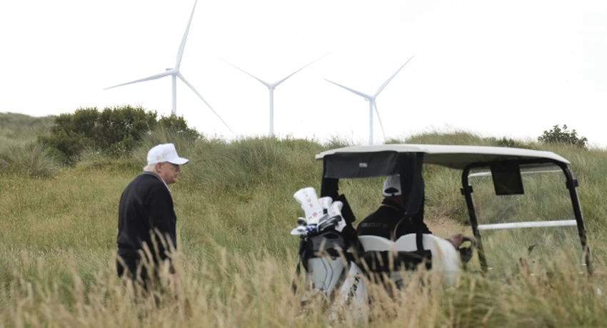 Umgeben von Erneuerbaren: Donald Trump auf einem Golfplatz in Schottland